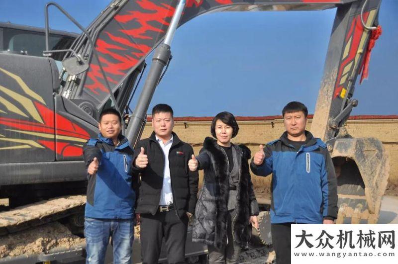 路上的行者神鋼建機：小粉向大家介紹那臺bauma特別版挖掘機的使用情況！雷沃工