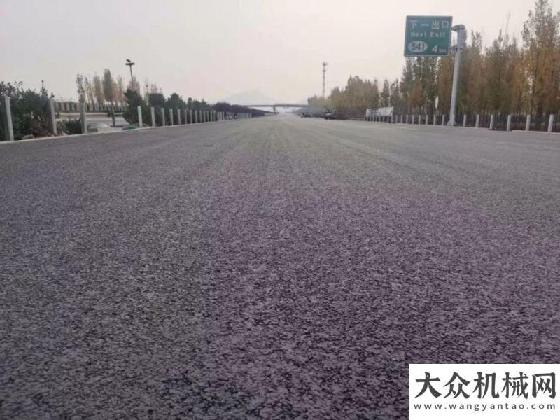 京滬高速改擴建山東段二標二分四改八路面 “一字坡、無縱縫”抗離析攤鋪