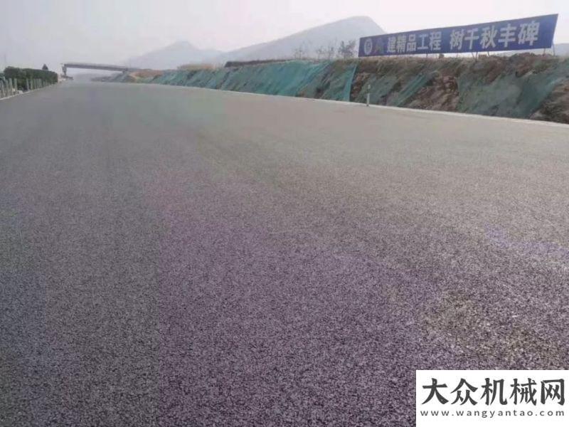京滬高速改擴建山東段二標二分四改八路面 “一字坡、無縱縫”抗離析攤鋪