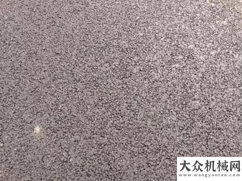 京滬高速改擴建山東段二標二分四改八路面 “一字坡、無縱縫”抗離析攤鋪