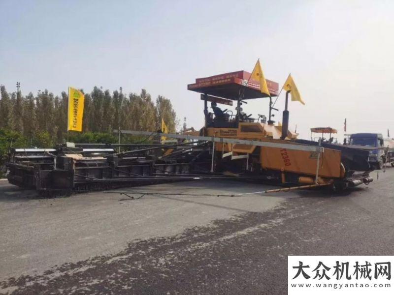 京滬高速改擴建山東段二標二分四改八路面 “一字坡、無縱縫”抗離析攤鋪
