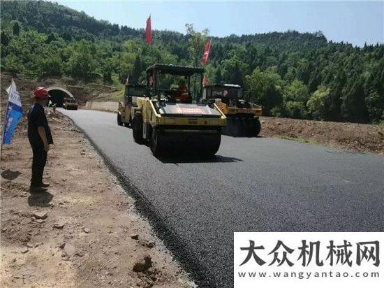 定高速應用中大抗離析可動態(tài)變換鋪裝寬度攤鋪在四川綿西高速中大機