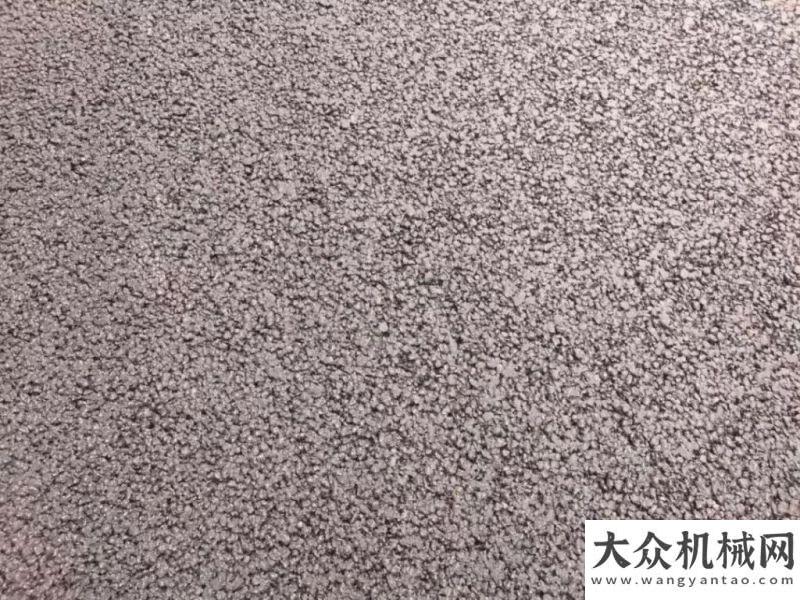 京滬高速改擴建山東段二標二分四改八路面 “一字坡、無縱縫”抗離析攤鋪
