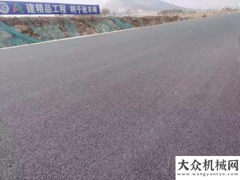 京滬高速改擴建山東段二標二分四改八路面 “一字坡、無縱縫”抗離析攤鋪
