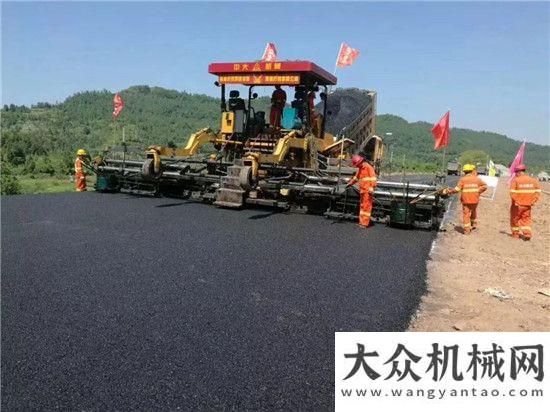 定高速應用中大抗離析可動態(tài)變換鋪裝寬度攤鋪在四川綿西高速中大機