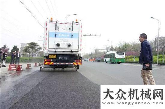 賃春意盎然道路吸塵神器真牛！它在馬路上一趟，用手使勁摸地手都不臟杭叉租