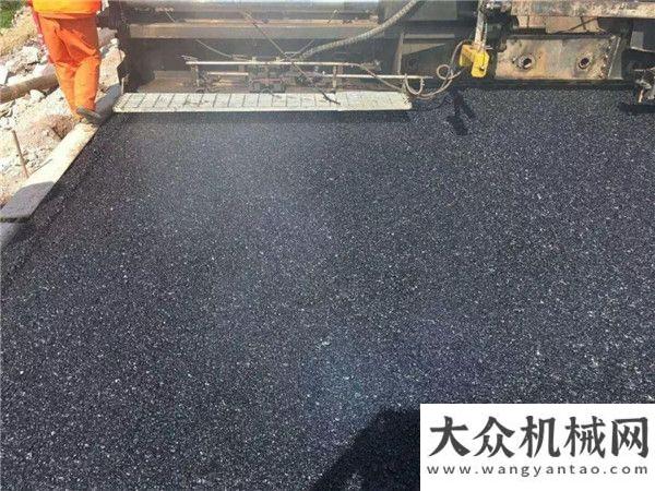 秘訣是什么荔榕高速瀝青下面層采用中大抗離析攤鋪機(jī)，效果良好！讓總資