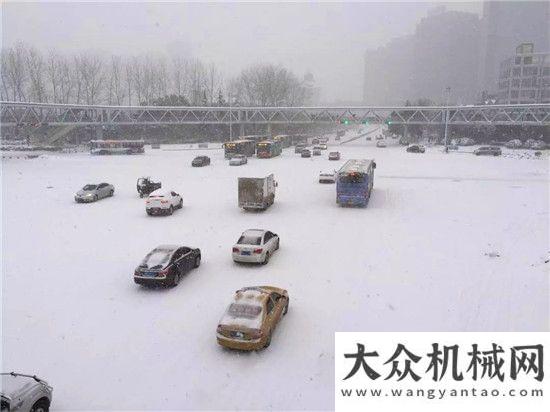 晚搭建舞臺(tái)暴雪中那抹溫暖的柳工黃卡特彼