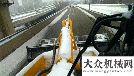 晚搭建舞臺(tái)暴雪中那抹溫暖的柳工黃卡特彼