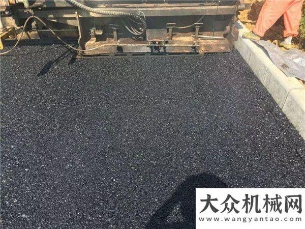 秘訣是什么荔榕高速瀝青下面層采用中大抗離析攤鋪機(jī)，效果良好！讓總資