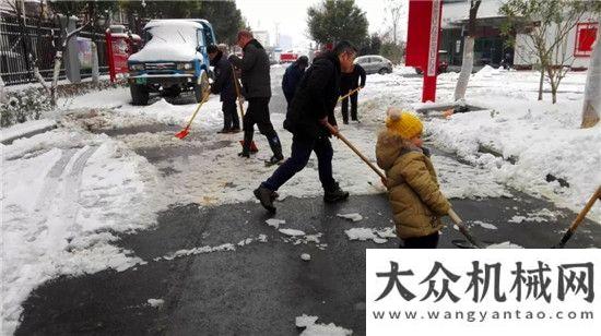 晚搭建舞臺(tái)暴雪中那抹溫暖的柳工黃卡特彼