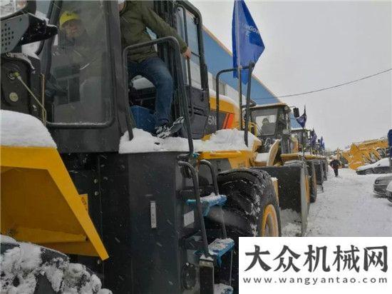 晚搭建舞臺(tái)暴雪中那抹溫暖的柳工黃卡特彼