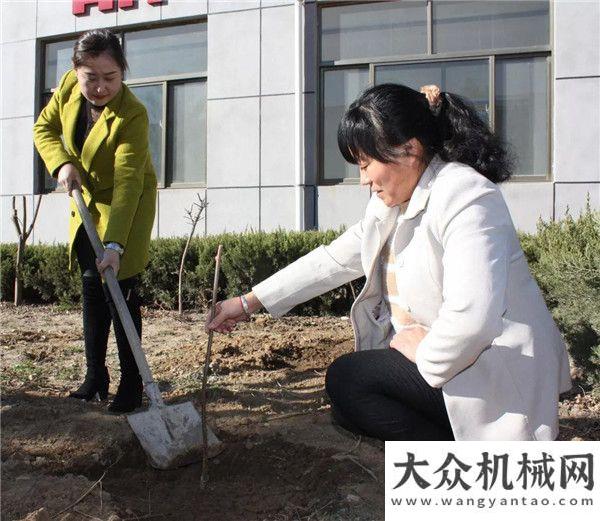 度攤鋪視頻心有天路，大道無疆--天路重工植樹節(jié)活動紀實中大機