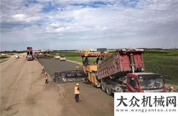 載機(jī)測試賽新建水穩(wěn)三層變兩層雙機(jī)組同步大厚度連鋪連壓，初凝期內(nèi)54cm厚一次整體成型在吉林松通高速應(yīng)用唯一受