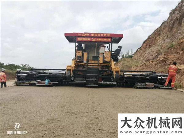 桃源式工廠廣西路橋集團(tuán)購買中大Power KDT2000抗離析攤鋪機(jī)助力云南保山東南繞城高速重慶小