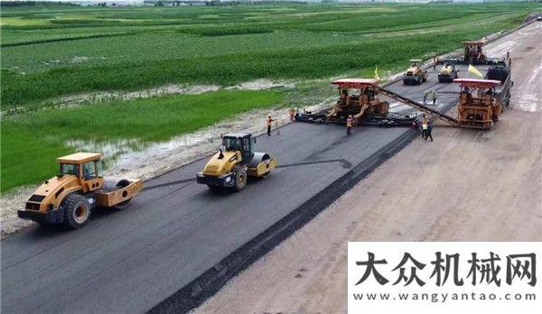 載機(jī)測試賽新建水穩(wěn)三層變兩層雙機(jī)組同步大厚度連鋪連壓，初凝期內(nèi)54cm厚一次整體成型在吉林松通高速應(yīng)用唯一受