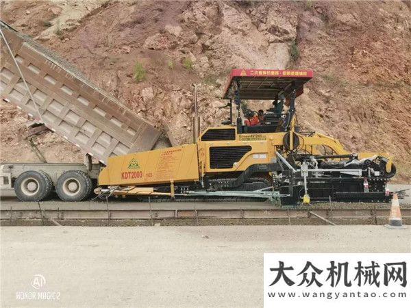 桃源式工廠廣西路橋集團(tuán)購買中大Power KDT2000抗離析攤鋪機(jī)助力云南保山東南繞城高速重慶小