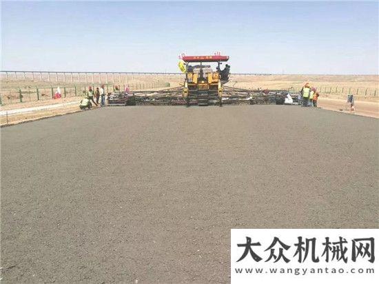 在巴基斯坦中大抗離析攤鋪機(jī)在寧夏京藏高速改擴(kuò)建滾泉至桃山口段JZXLM04標(biāo)底基層試驗(yàn)段作業(yè)流暢，效果良好！中大抗