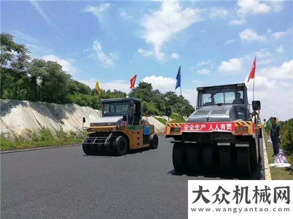 銷雪域高原湖南岳望高速L1標(biāo)第二套中大攤鋪壓實設(shè)備全幅15.5米攤鋪正在進(jìn)行國機(jī)重