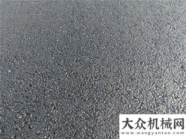 銷雪域高原湖南岳望高速L1標(biāo)第二套中大攤鋪壓實設(shè)備全幅15.5米攤鋪正在進(jìn)行國機(jī)重