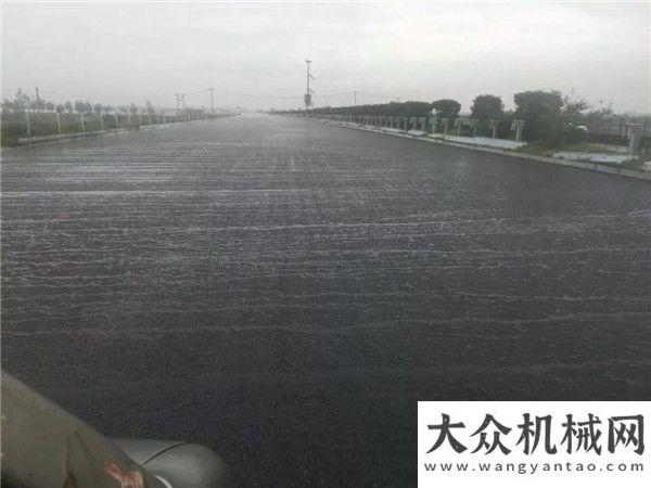 中大機(jī)械：濟(jì)青高速三標(biāo)三分中面層雨后效果