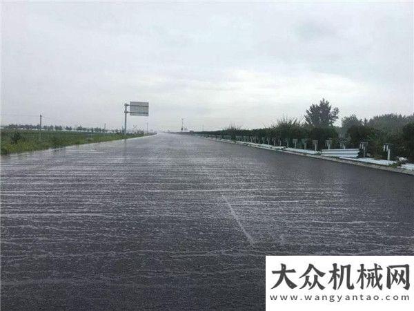 中大機(jī)械：濟(jì)青高速三標(biāo)三分中面層雨后效果