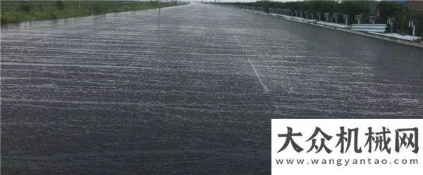 中大機(jī)械：濟(jì)青高速三標(biāo)三分中面層雨后效果