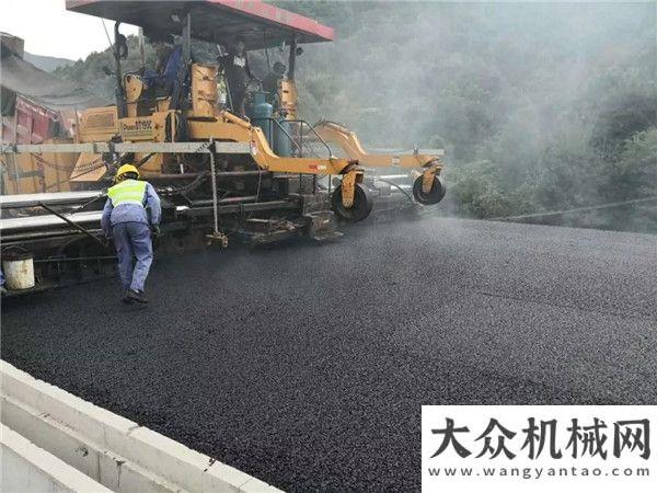 中大：“變形金剛”浙江沿海高速三門(mén)灣大橋及接線中面層攤鋪展風(fēng)采