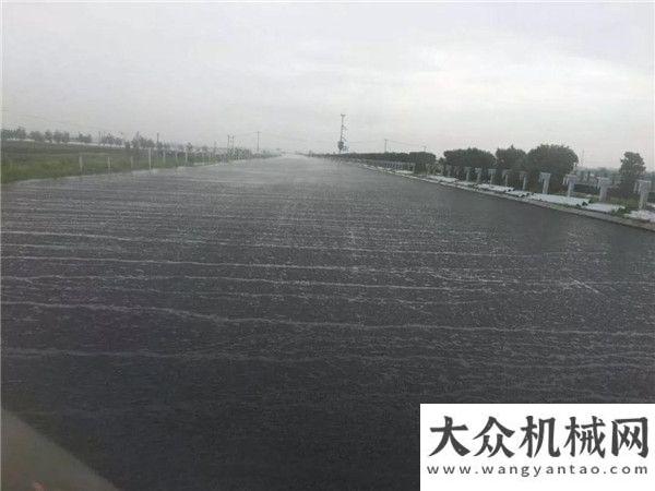 中大機(jī)械：濟(jì)青高速三標(biāo)三分中面層雨后效果