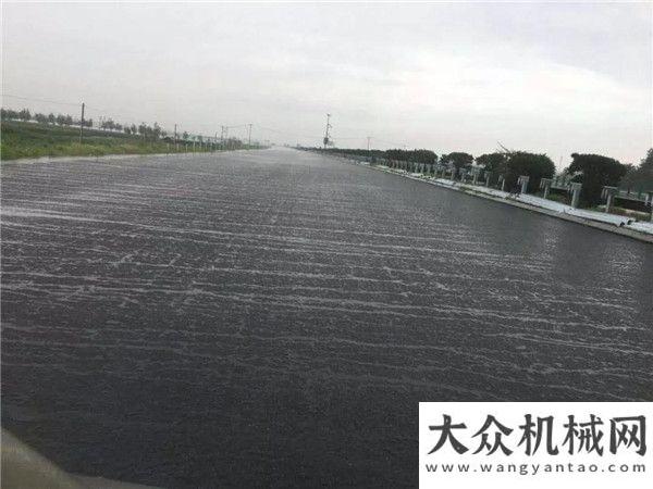 中大機(jī)械：濟(jì)青高速三標(biāo)三分中面層雨后效果