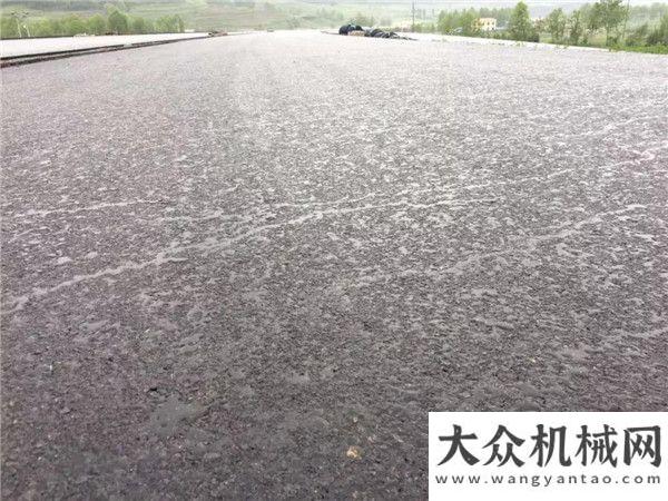 械魅力亮相中大：青?？藞D至大通公路瀝青下面層雨后效果！年俄羅