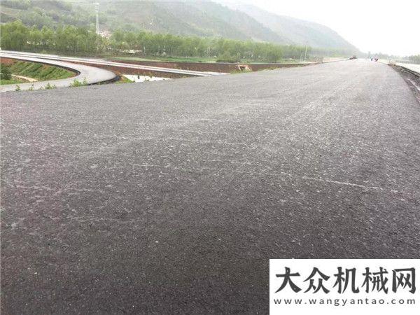 械魅力亮相中大：青?？藞D至大通公路瀝青下面層雨后效果！年俄羅