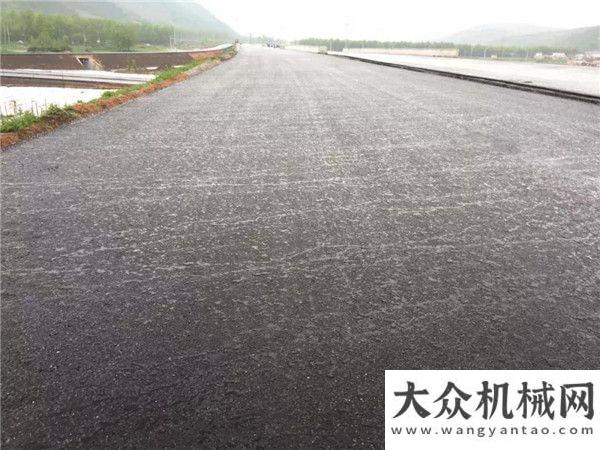 械魅力亮相中大：青?？藞D至大通公路瀝青下面層雨后效果！年俄羅