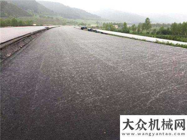 械魅力亮相中大：青?？藞D至大通公路瀝青下面層雨后效果！年俄羅