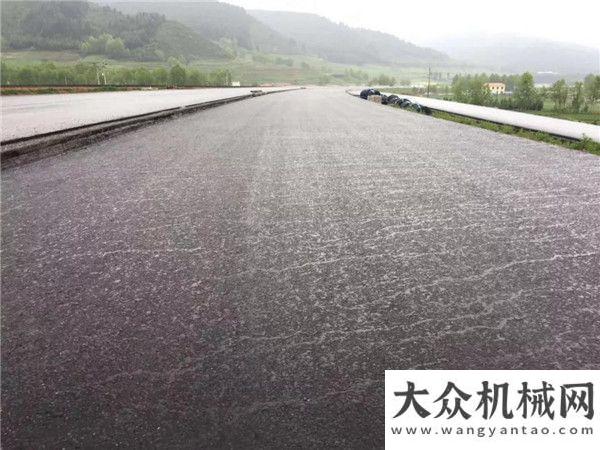 械魅力亮相中大：青?？藞D至大通公路瀝青下面層雨后效果！年俄羅