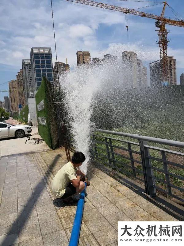 助產(chǎn)士劉浩大雨傾盆也不怕，有諾森為你保駕護航國重挖