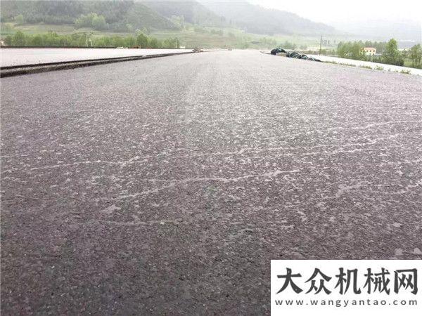 械魅力亮相中大：青?？藞D至大通公路瀝青下面層雨后效果！年俄羅