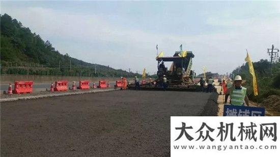 在蘇州舉行江西南昌至九江高速公路改擴建工程三分使用中大抗離析攤鋪機級配攤鋪共筑精