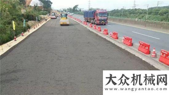 在蘇州舉行江西南昌至九江高速公路改擴建工程三分使用中大抗離析攤鋪機級配攤鋪共筑精