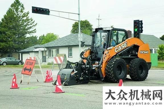 行動(dòng)在路上城市路面“坑”人，凱斯前來“救駕”！不忘初