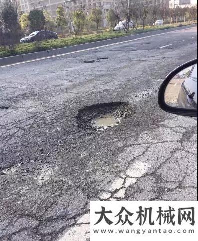 行動(dòng)在路上城市路面“坑”人，凱斯前來“救駕”！不忘初