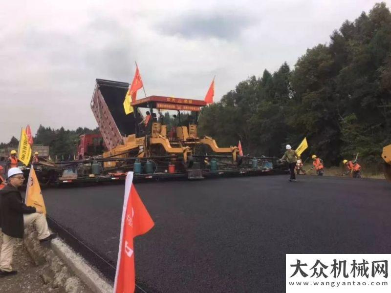 車燃爆十月中大機(jī)械：天府國際機(jī)場瀝青下面層試驗(yàn)段順利開工生產(chǎn)任