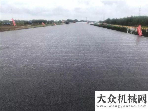 中大機(jī)械：濟(jì)青高速四改八”一字坡、無縱縫“攤鋪效果雨后鑒真