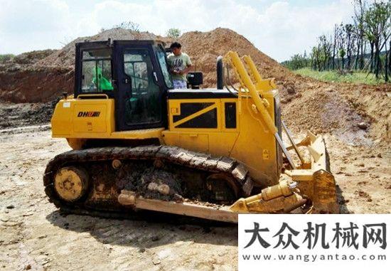 的推土專家萬千工程，山推為您再添施工利器——DH17全液壓推土機宣工推