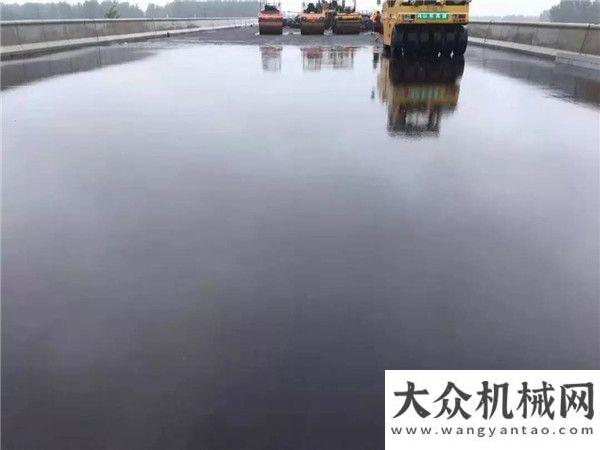 濟青高速小許家高架橋瀝青沙雨后效果?