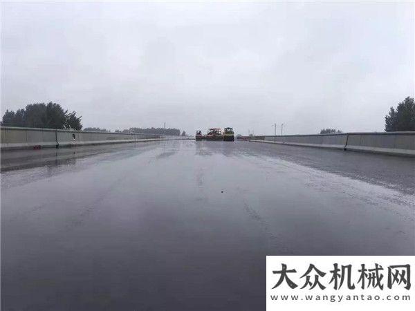 濟青高速小許家高架橋瀝青沙雨后效果?