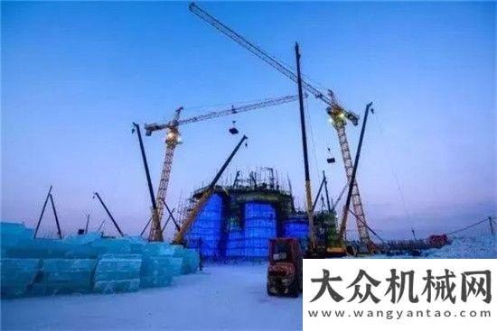 幻冰雪城堡近百臺徐工起重機(jī)建造夢幻冰雪城堡徐工圣