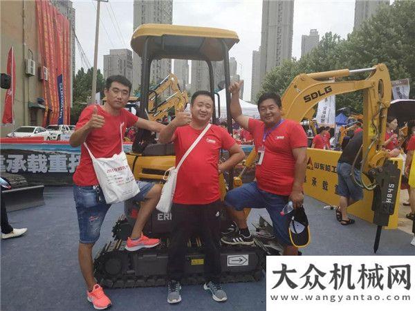 工參觀調(diào)研山東臨工閃耀2019微挖?。≌蔑@微挖產(chǎn)品獨(dú)特魅力臨沂市