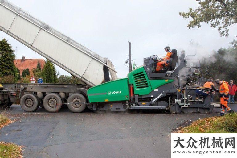 體榮譽(yù)稱號(hào)小維學(xué)院 | 解讀裝備噴灑模塊的福格勒超級(jí)1800-3攤鋪機(jī)超燃山