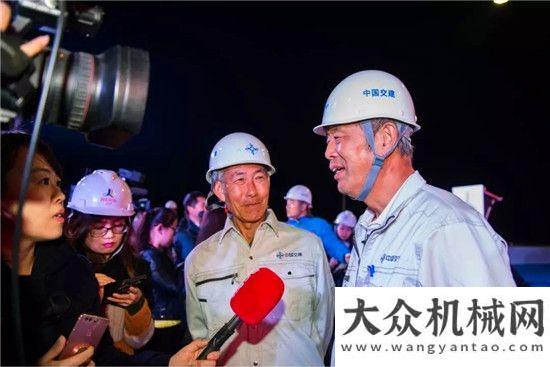 剛攤鋪要點中大機械抗離析攤鋪機助力“港珠澳大橋號”大寬度